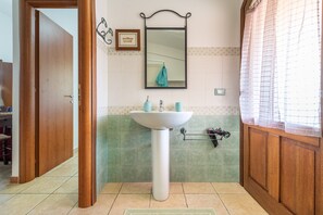 Regadera, amenidades de baño gratuitas, secadora de cabello, toallas 