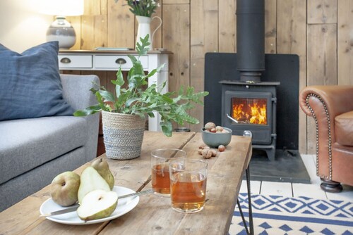 Birdcage Cottage- Woodburner & Free Wi-Fi