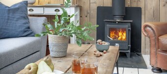 Birdcage Cottage- Woodburner & Free Wi-Fi