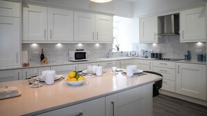 Oven, dishwasher, toaster, cookware/dishes/utensils - Whitecraigs -  a rural that sleeps 8 guests  in 4 bedrooms (Elgin)