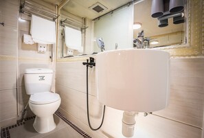 淋浴设施、吹风机、拖鞋、毛巾