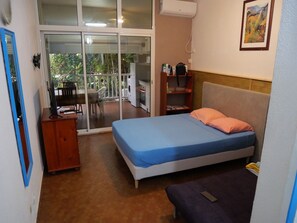 1 chambre, fer et planche à repasser, Wi-Fi gratuit, draps fournis