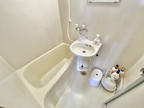 Bañera y ducha independientes, bañera profunda, secador de pelo, toallas