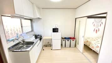 Apartemen | Dapur kecil pribadi | Lemari es, microwave, kompor, dan ketel listrik