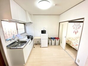 Apartment | Private kitchenette | Fridge, microwave, stovetop, electric kettle - NOMAD Kotobuki Apartment (Tokorozawa)