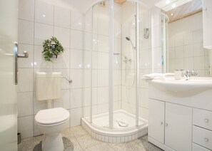 Een douche, een haardroger, handdoeken, zeep