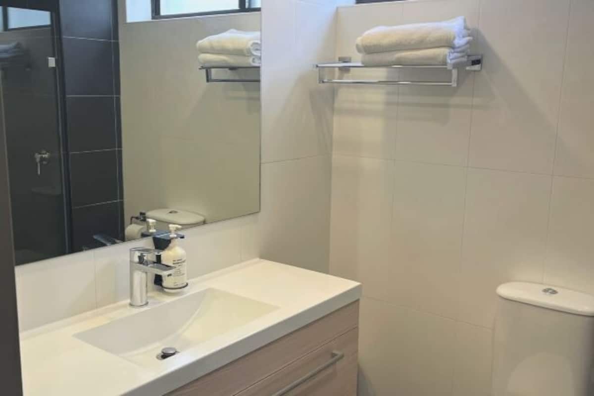 Bathroom | Shower, rainfall showerhead, free toiletries, hair dryer