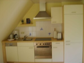 Kühlschrank, Ofen, Geschirrspüler, Wasserkocher mit Kaffee-/Teezubehör