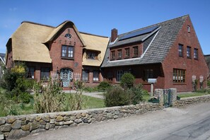 Unclassified image, 5 of 24, button