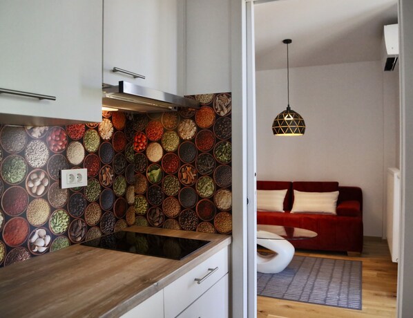 City-Apartment (Red) | Eigene Küche | Mini-Kühlschrank, Mikrowelle, Geschirrspüler