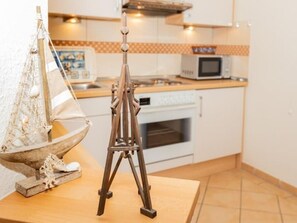 Kühlschrank, Mikrowelle, Ofen, Wasserkocher mit Kaffee-/Teezubehör