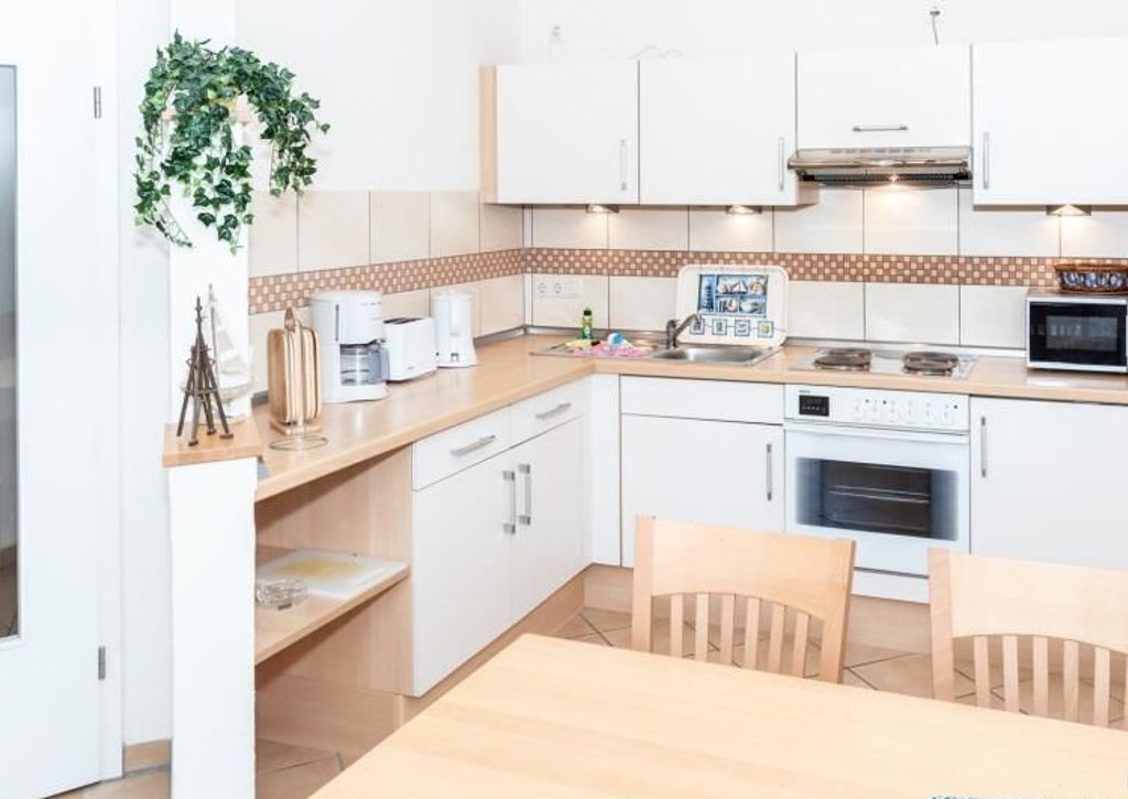 Kühlschrank, Mikrowelle, Ofen, Wasserkocher mit Kaffee-/Teezubehör