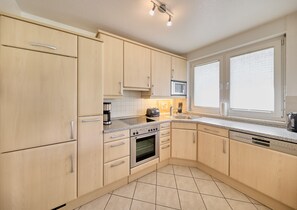 Kühlschrank, Mikrowelle, Ofen, Geschirrspüler