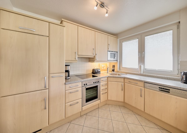 ثلاجة، ميكروويف، فرن، غسالة أطباق