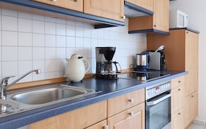 Een koelkast, een magnetron, een oven, een vaatwasser