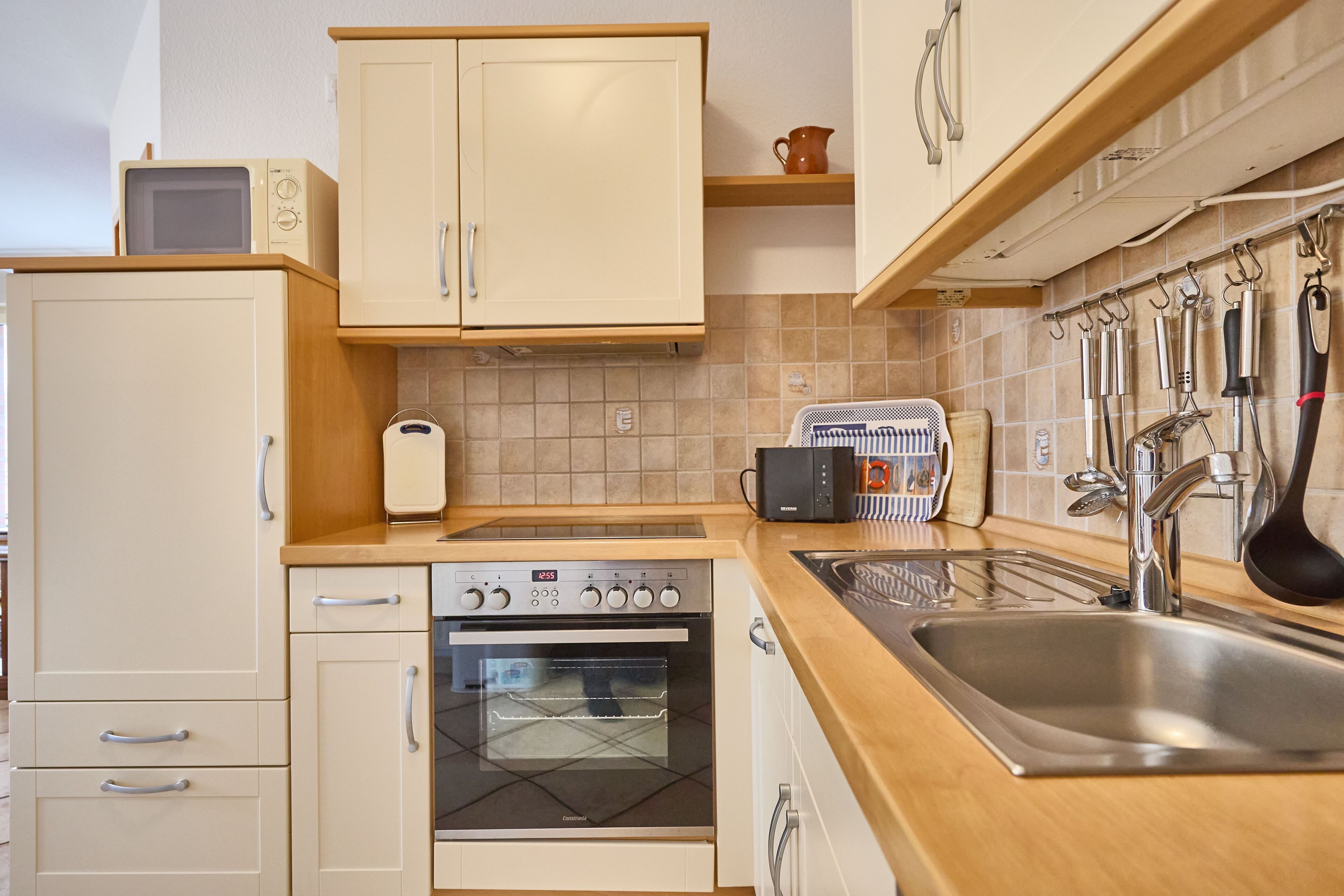 Kylskåp, mikrovågsugn, ugn och diskmaskin