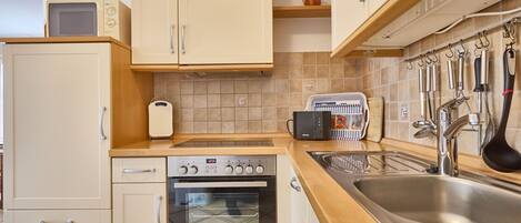 Kylskåp, mikrovågsugn, ugn och diskmaskin