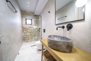 Vasca, asciugacapelli, asciugamani, sapone