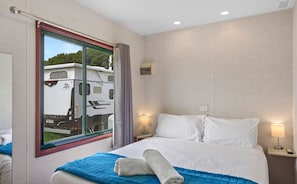 Cabana superior, 2 quartos (Pet Friendly) | Espaço de trabalho para notebook, Wi-Fi de cortesia, roupa de cama