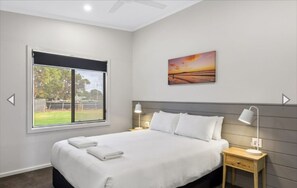 Kabin Deluks, 2 kamar tidur, akses difabel (Access - Sleeps 5) | Ruang kerja ramah laptop, Wi-Fi gratis, dan seprai linen