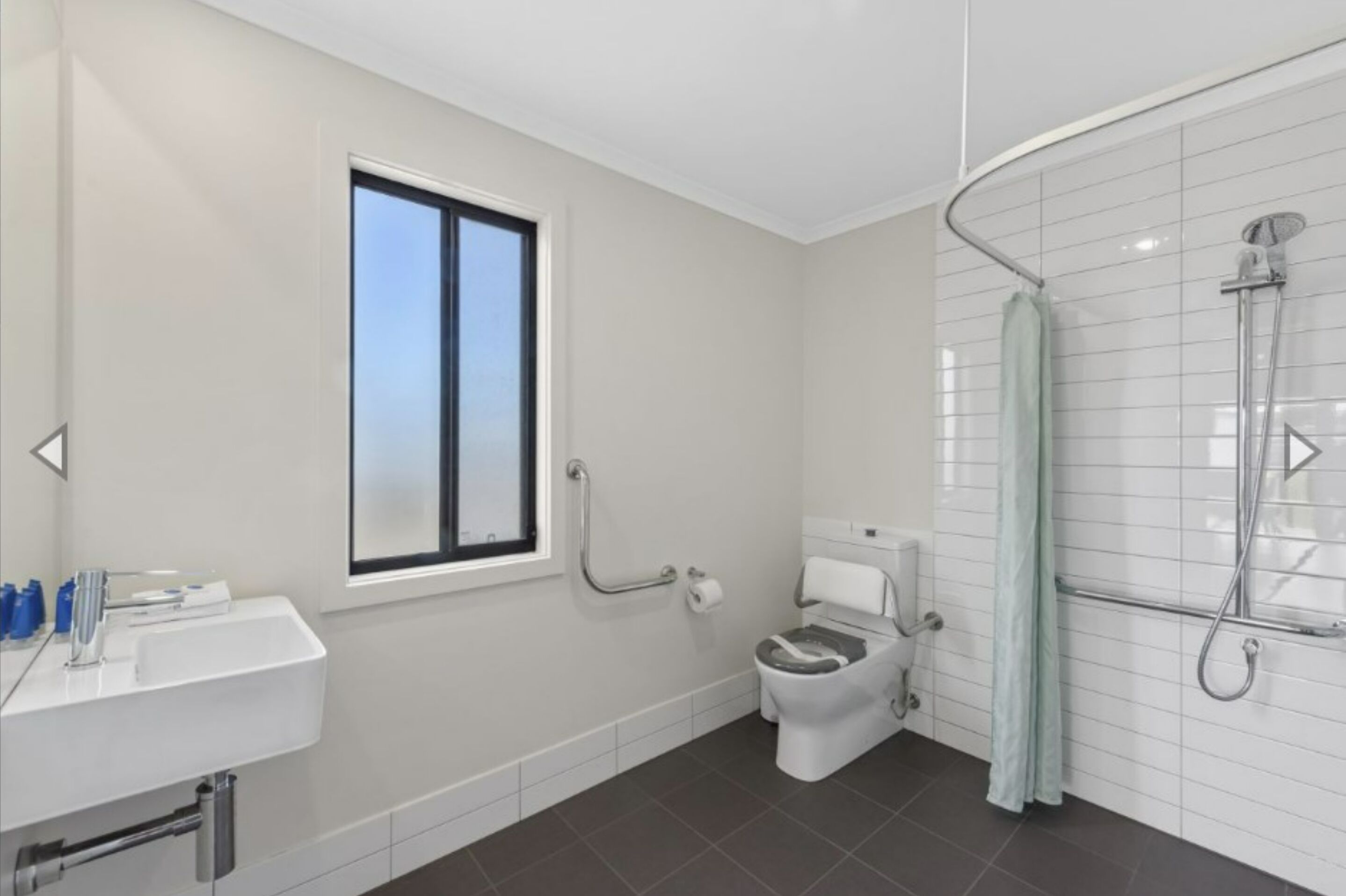 Un baño moderno con inodoro, bidé y ducha.