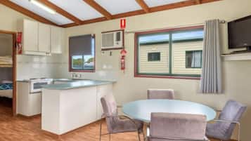 Superior 2 Bedroom Cabin - Pet Friendly | In-room dining