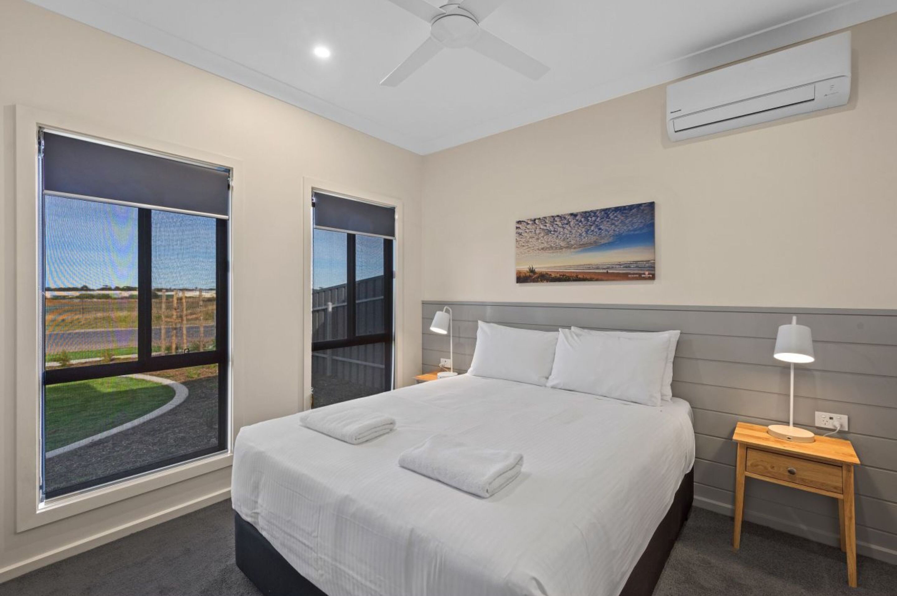 مساحة عمل للكمبيوتر المحمول وواي فاي مجانًا وملاءات أسرّة