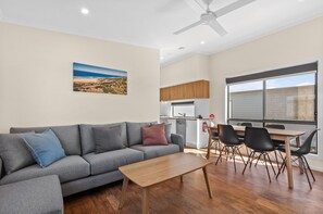 24-inch flat-screen TV with digital channels, TV - Discovery Parks - Goolwa (Goolwa)