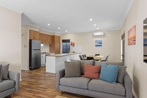 บ้านดีลักซ์, 3 ห้องนอน (Sleeps 8) | บริเวณนั่งเล่น | ทีวีจอแบน 24 นิ้ว พร้อมช่องดิจิตอล, ทีวี