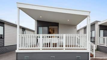 Cabaña Deluxe, 2 habitaciones, accesible para personas con discapacidad (Access - Sleeps 5) | Espacio para trabajar con un portátil, wifi gratis, ropa de cama