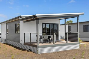 笔记本电脑工作区、免费 WiFi、床单