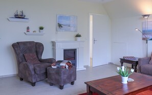 TV, fireplace - House on the beach, apartment 2 (Cuxhaven)