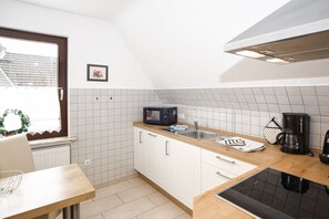 Jääkaappi, mikroaaltouuni, uuni, astianpesukone