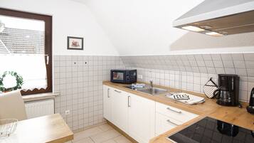 Frigorífico, microondas, horno y lavavajillas