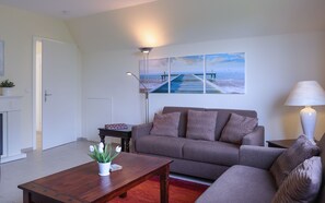 TV, fireplace - House on the beach, apartment 2 (Cuxhaven)