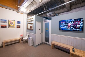 Standard Shared Dormitory | Television - bnb+ Yokohama Motomachi - Hostel (Yokohama)