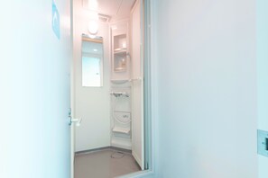 Asrama Umum Standar | Shower kamar mandi