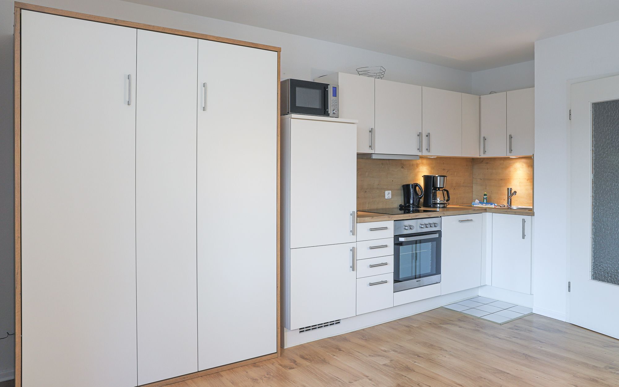 Geladeira, micro-ondas, fogão, lava-louças