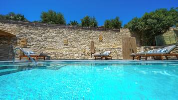 Alberca al aire libre y alberca climatizada