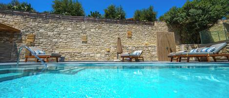 Alberca al aire libre y alberca climatizada