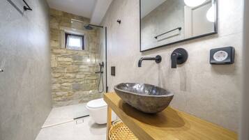 Regadera, secadora de cabello, toallas, jabón