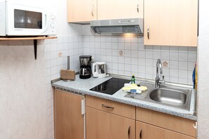 Kühlschrank, Mikrowelle, Wasserkocher mit Kaffee-/Teezubehör