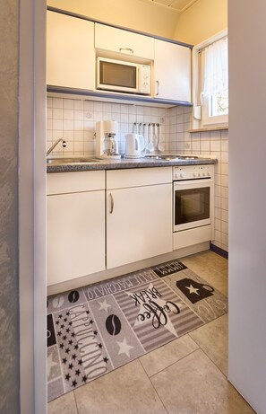 Kühlschrank, Mikrowelle, Ofen, Wasserkocher mit Kaffee-/Teezubehör