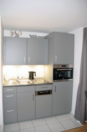 Kühlschrank, Ofen, Geschirrspüler, Wasserkocher mit Kaffee-/Teezubehör
