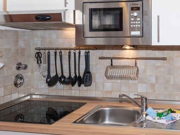 Kühlschrank, Mikrowelle, Ofen, Geschirrspüler