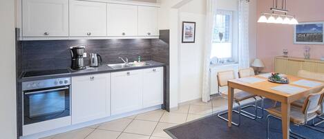 Refrigerador, horno, lavavajillas y cafetera y tetera