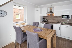 Kühlschrank, Mikrowelle, Ofen, Geschirrspüler