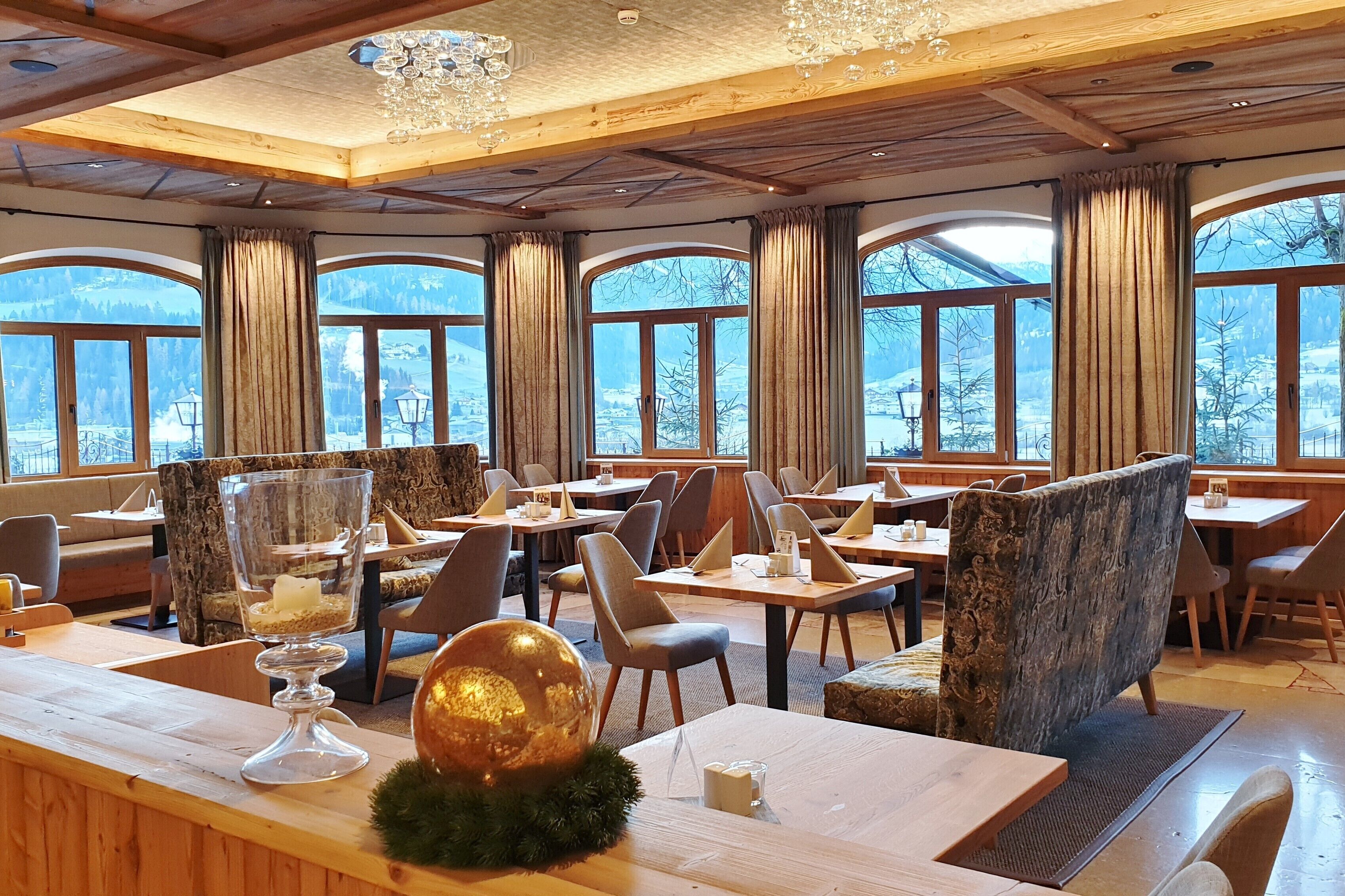 2 間餐廳，供應早餐、午餐和晚餐，當地和國際料理