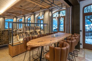 2 restaurantes, se sirve desayuno, cocina local e internacional 