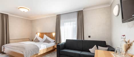 Classic Quadruple Room | In-room safe, free WiFi, bed sheets